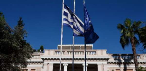Governo grego entrega ao Parlamento segundo pacote de reforma dos bancos