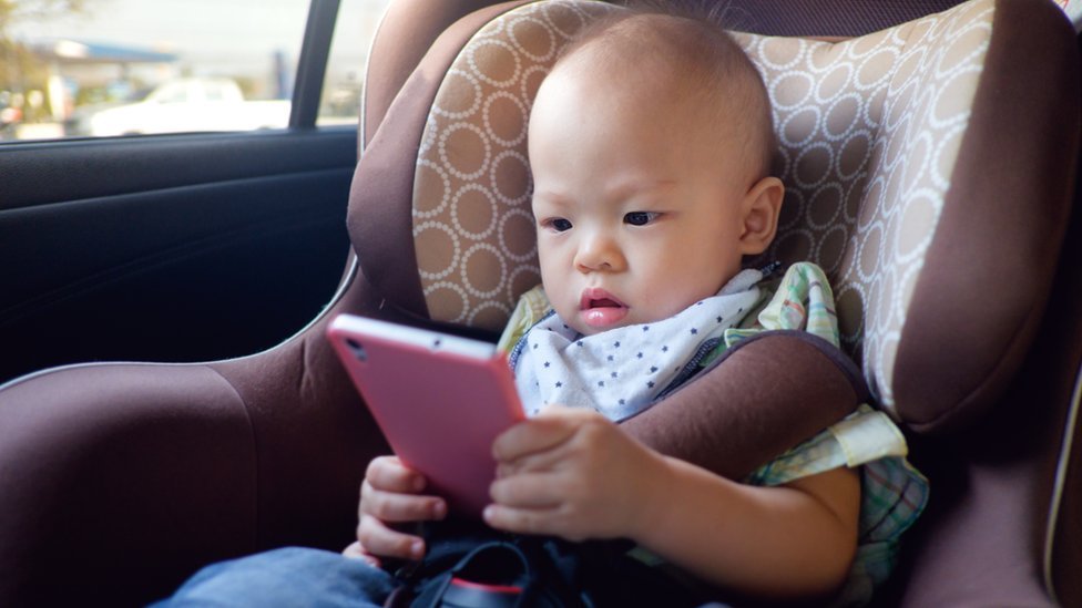 Passar muito tempo em tablets e celulares pode prejudicar crianças