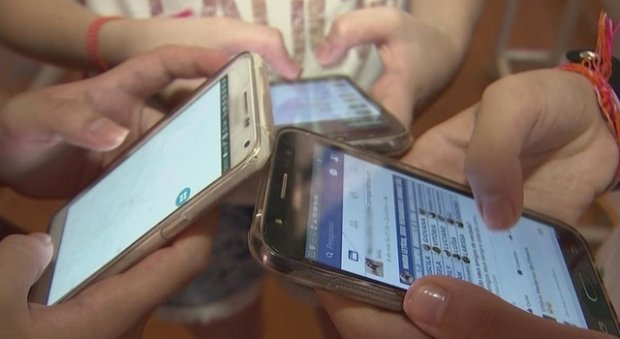 Prefeito de Cuiabá proíbe uso de celulares e aparelhos eletrônicos em escolas