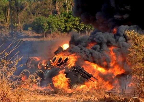 Carreta que transportava combustível tomba e pega fogo em Aripuanã