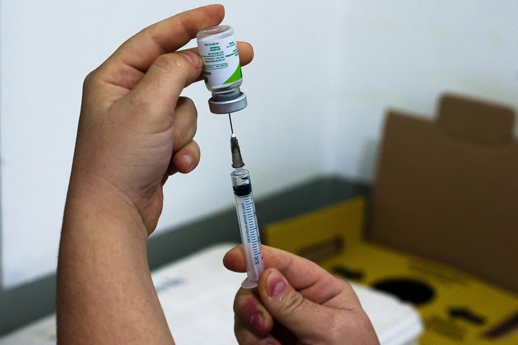 Mendes autoriza vacinar professores após forças de segurança