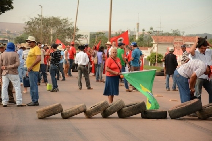 Manifestantes bloqueiam rodovia federal BR-364 em MT 