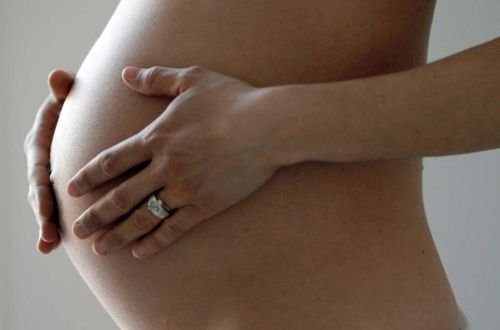 34% das mulheres têm medo de perder emprego por gravidez e cobram creches