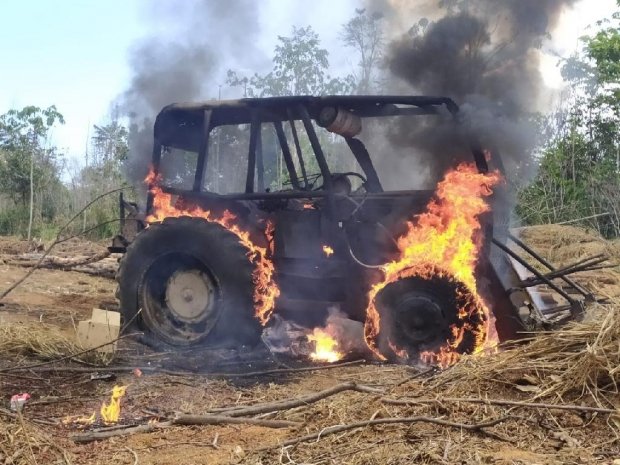 Fiscalização ambiental destrói trator utilizado em crime ambiental dentro de Gleba em Colniza