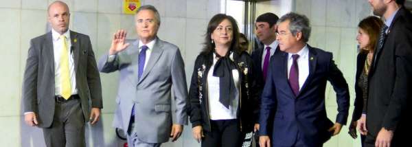 Crise entre os poderes: Senado desafia STF e mantém Renan presidente