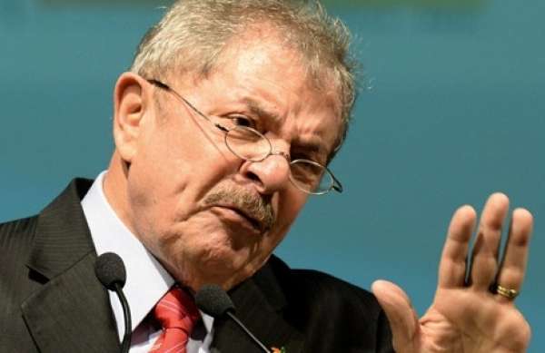 'Me sinto indignado com o que estão fazendo com o país', diz Lula