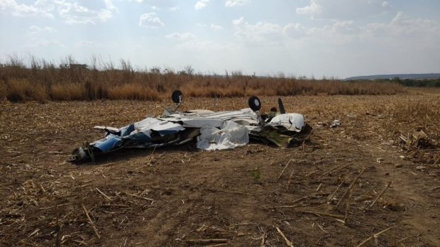 Três pessoas morrem após avião cair em fazenda