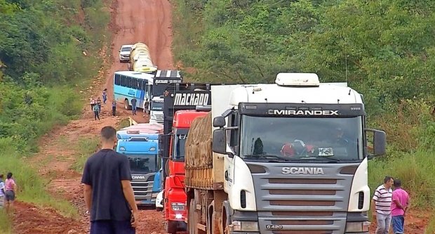 Produções e exportações de gado, leite e madeira são paralisadas devido aos atoleiros em BR que liga Colniza e região Noroeste de Mato Grosso