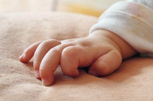 Bebê de 2 meses morre asfixiado enquanto dormia com os pais