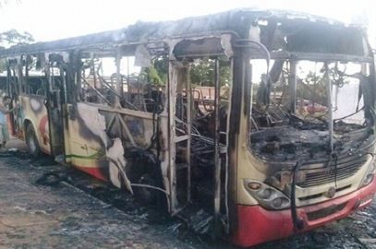 MT: Ônibus coletivo é incendiado em avenida 