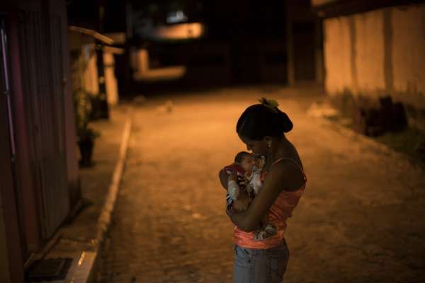 Mais de 50% das brasileiras desistem de engravidar por causa do zika, diz pesquisa