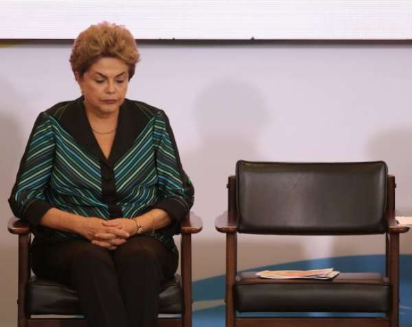 Dilma terá direito a salário integral, segurança e transporte aéreo