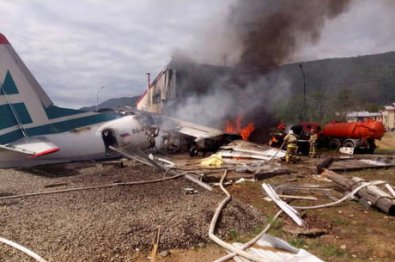 Avião de passageiros cai na Rússia e mata 2