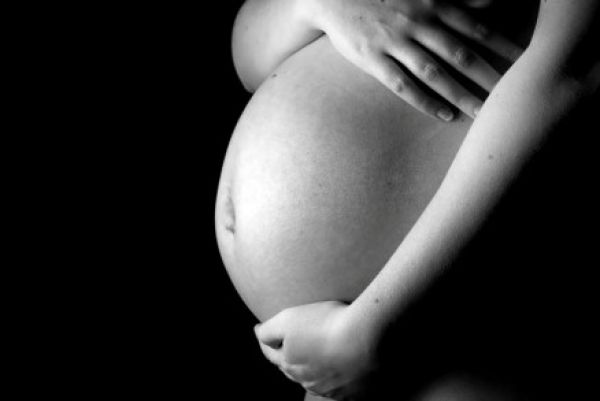 Jovem grávida anuncia doação de bebê em rede social em MT