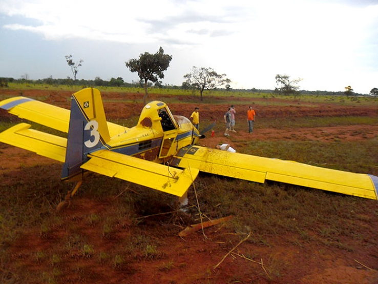 Avião agrícola cai em aeroporto em Tangará