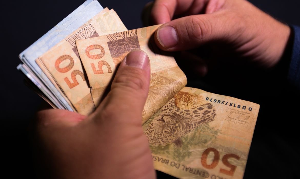 Salário mínimo de R$ 1.320 começa a valer hoje após aprovação pelo Congresso Nacional