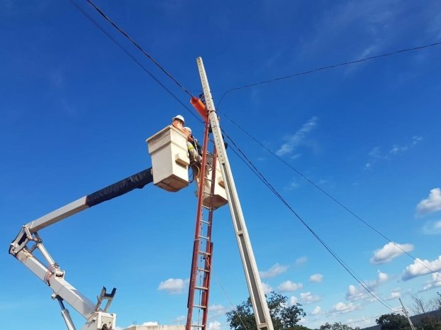 Eletricista morre após receber descarga elétrica durante manutenção de poste