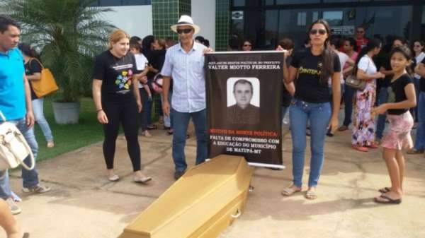 Sintep de Matupá faz protesto com “caixão” simbolizando a morte 'política' do Gestor