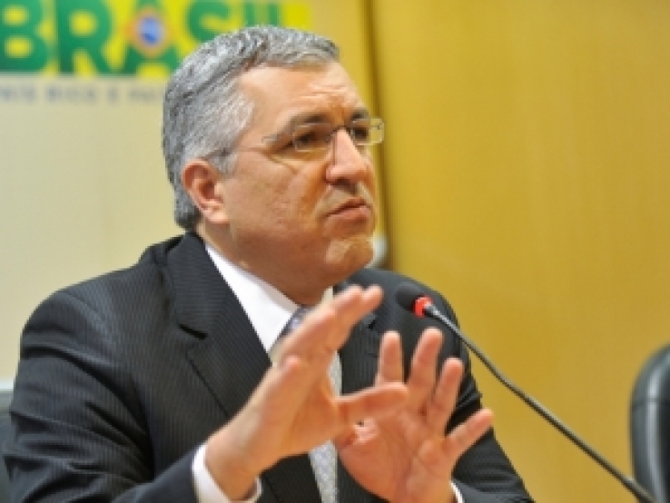 Estrangeiros não vão tirar emprego de médicos brasileiros, diz ministro