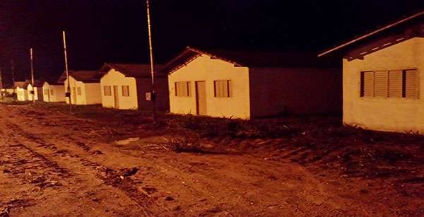 Cansados de esperar, dezenas de famílias invadem casas populares em Colniza-MT