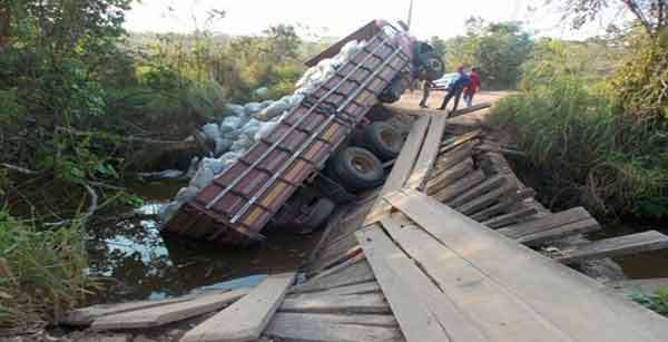 Caminhão carregado de esterco cai em ponte na comunidade Novo Horizonte