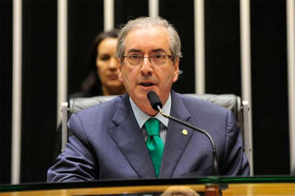 Cunha organiza pedidos de impeachment contra Dilma
