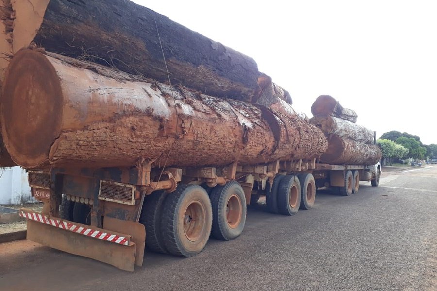 Caminhão carregado com madeira irregular é apreendido em Aripuanã