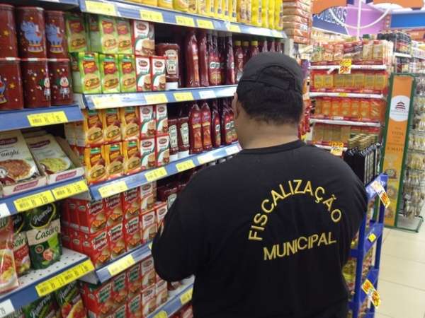 Fiscais encontram produtos vencidos e interditam supermercado em MT