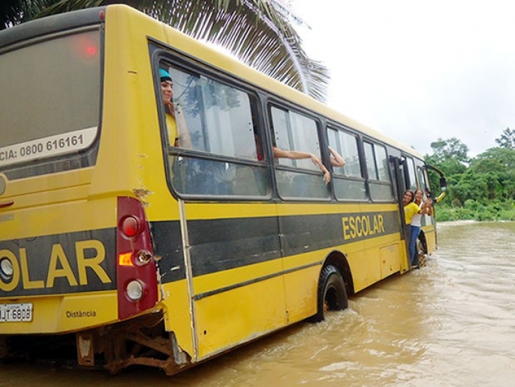 Aripuanã: Ônibus escolar quebra em estrada alagada e alunos perdem aula