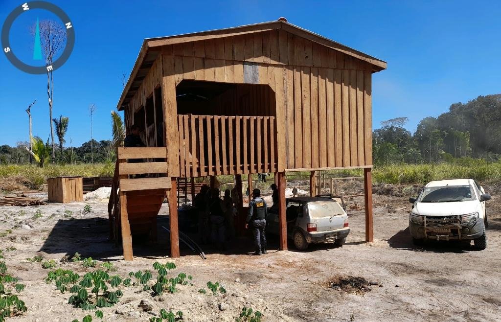Colniza/MT: Operação da Sema interrompe construção de casa com madeira ilegal na Reserva Guariba Roosevelt