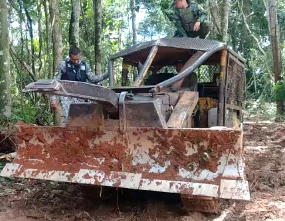 Trator de esteira é apreendido durante desmatamento em Juína