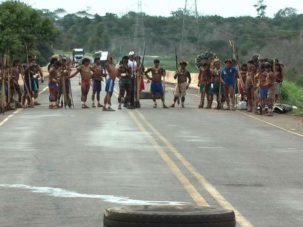 Índios Enawenê Nawê fecham ponte do Rio Juruena e iniciam cobrança de pedágio