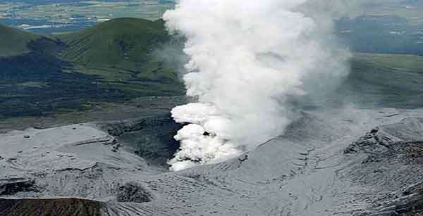 Monte Aso entra em erupção no Japão