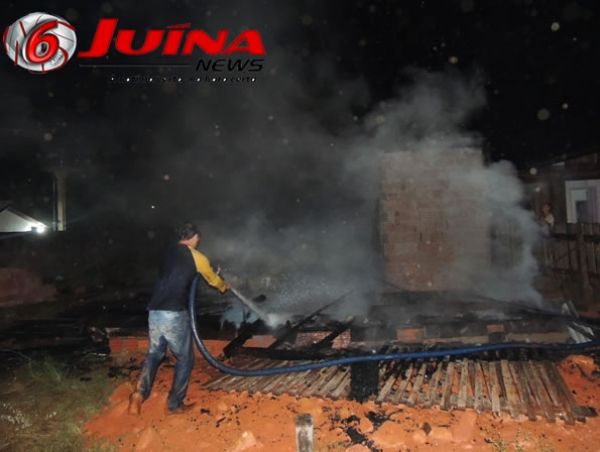 Casa é destruída por incêndio que pode ter sido criminoso em Juína