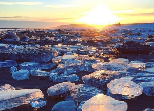 Pedras preciosas de gelo aparecem em praias no Japão 