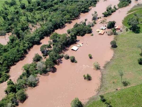 Enchente isola famílias em zona rural de município de Mato Grosso