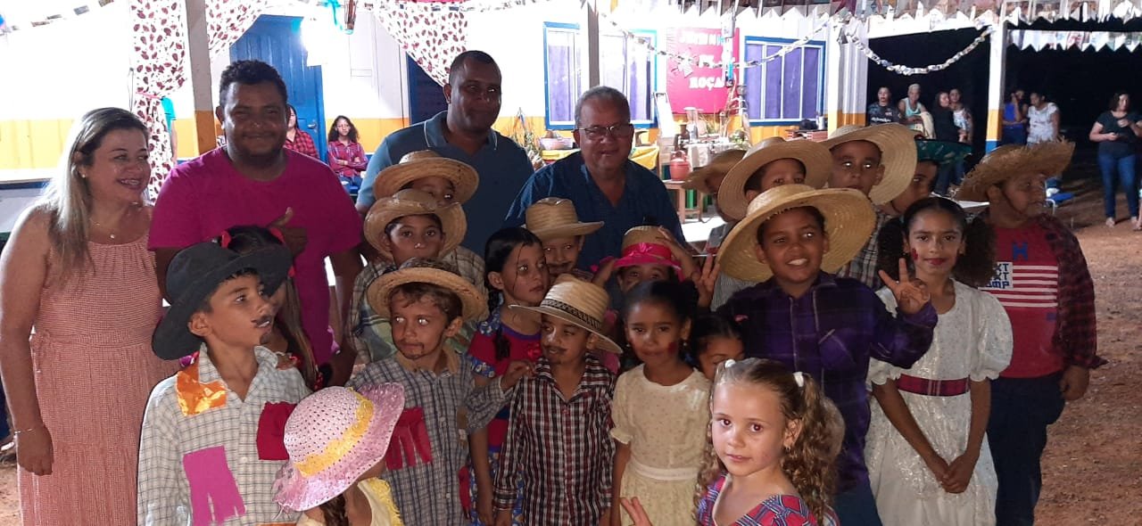 Prefeito, Secretária de Educação e Vereadores participam de festa junina em escola da zona rural