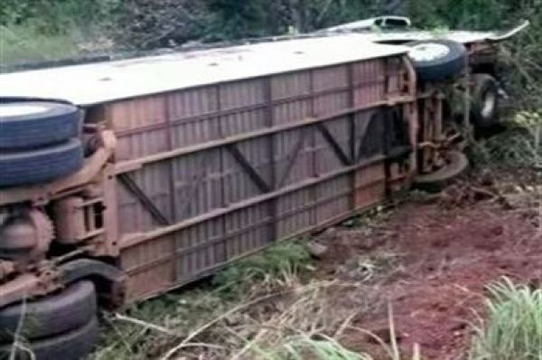 Ônibus com 20 pessoas tomba em rodovia de acesso a Chapada