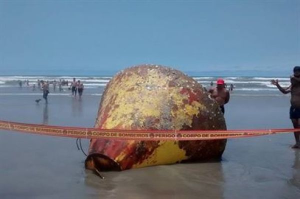 Objeto misterioso aparece no mar em Praia Grande, SP, e intriga banhistas