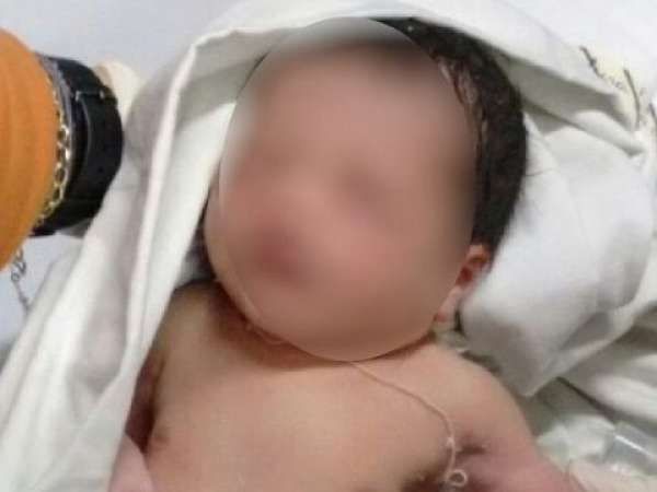 Recém-nascido é encontrado dentro de sacola ao lado de lixeira