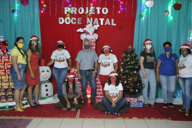 Escola Municipal Raquel de Queiroz em Colniza proporciona nessa pandemia um Doce Natal para seus alunos, com a entrega de panetones