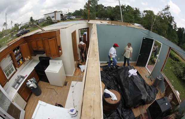 Ventania provoca inúmeros prejuízos em Colniza atingindo telhado de residenciais