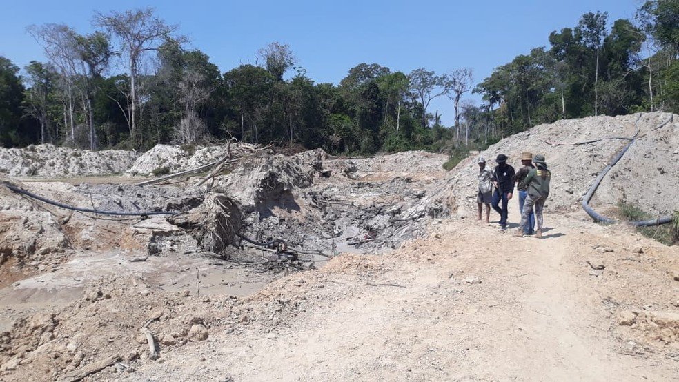 Operação apreende máquinas em garimpo ilegal e prende cinco pessoas por crime ambiental em MT