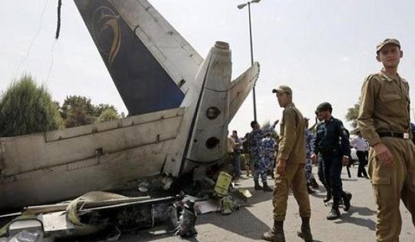 Motor para e avião cai com 48 pessoas a bordo no Irã