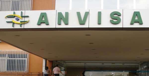 Anvisa suspende venda de álcool em gel e de antibiótico após pesquisas