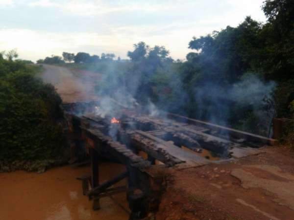 Revoltados com o descaso e a precariedade populares queimam ponte em MT