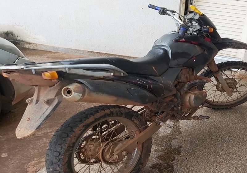FT de Juína prende homem que invadiu residência para ameaçar família e recupera moto furtada em Aripuanã