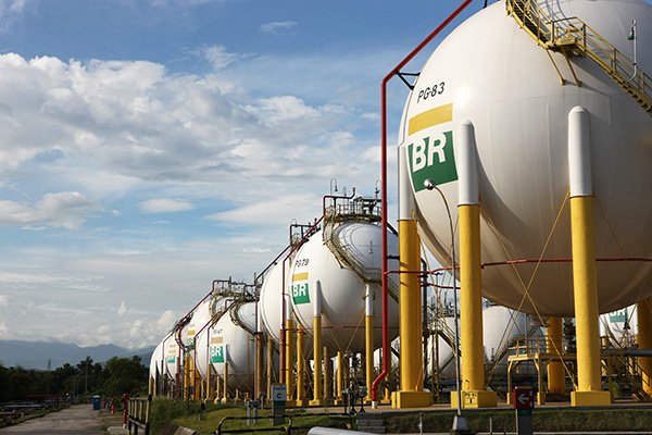 Petrobras anuncia reajuste de 1,7% no preço da gasolina nas refinarias