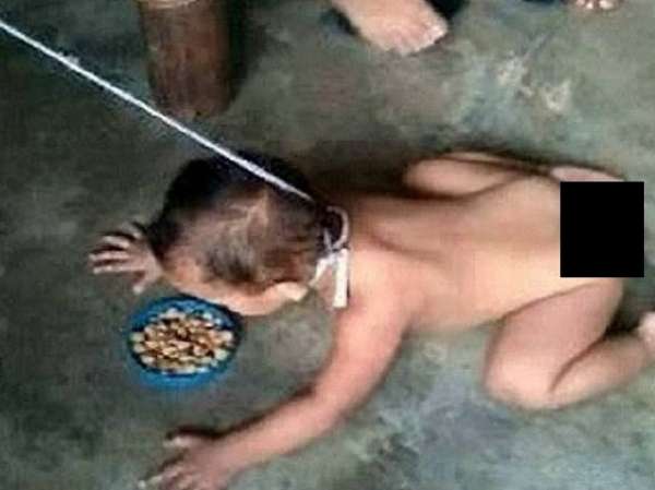 Mãe é presa após publicar fotos de filho preso a coleira e comendo ração