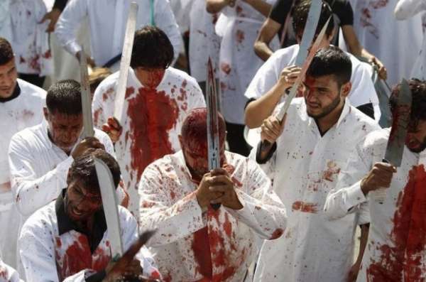 Homens e crianças se cortam com espadas em ritual